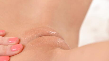 Deluxe blond babe Sicilia shows her ass and spreads her legs 