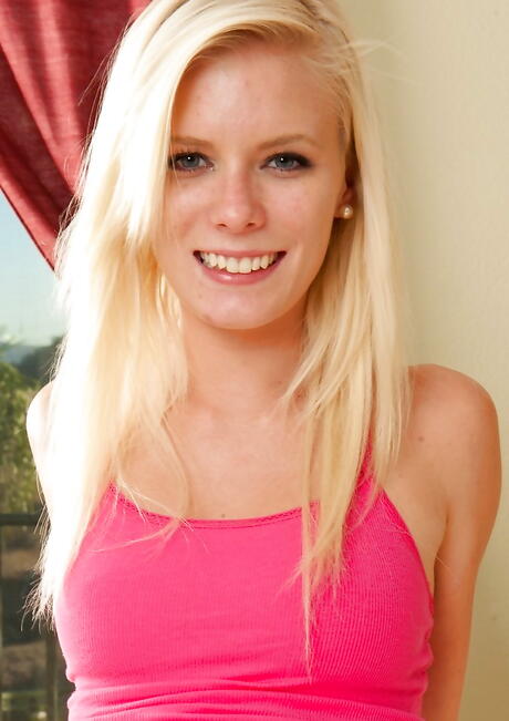 Luscious american blonde teen Elaina Raye likes foot fetish 